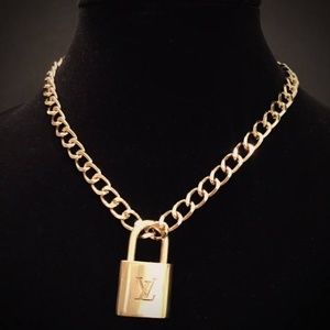 ❇️⚛️ LOUIS VUITTON PADLOCK & KEY, GOLD CHOKER